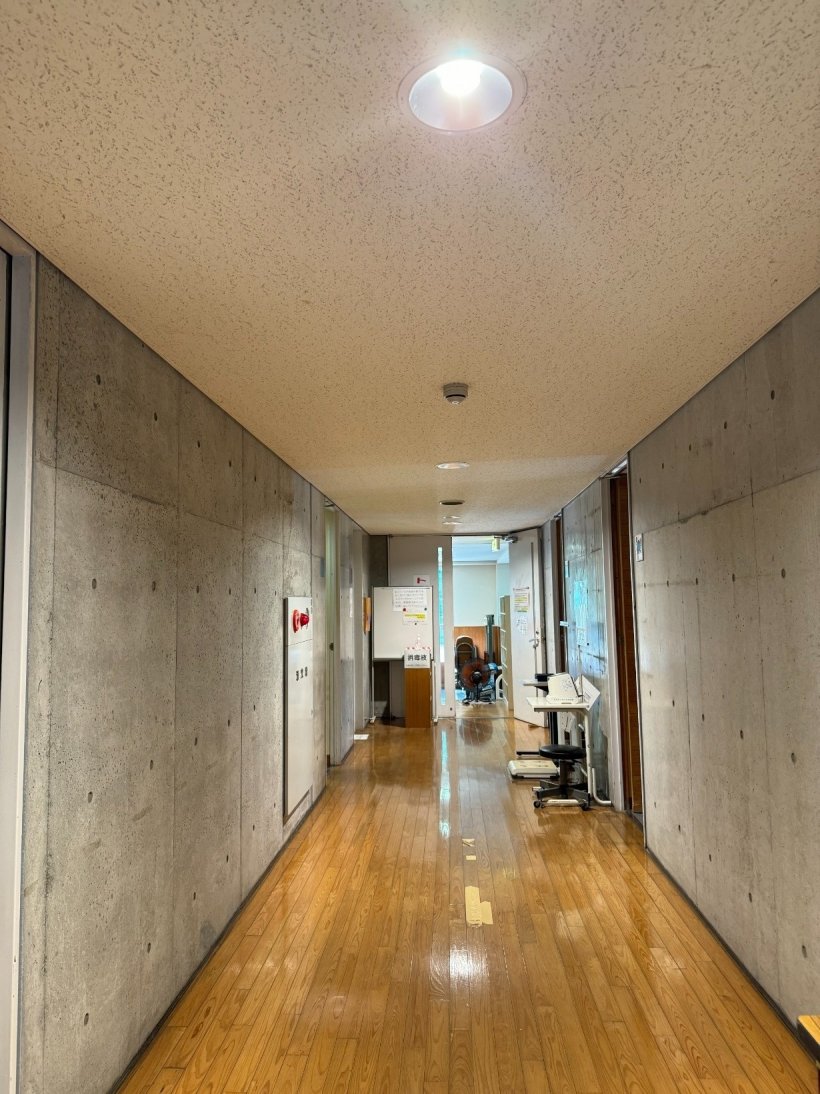 廊下と天井の電気が光っている